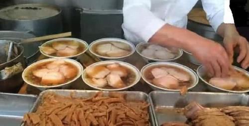 碗面|10元1口的面你吃过吗大哥小摊开了12年,食客天天排队还买不到