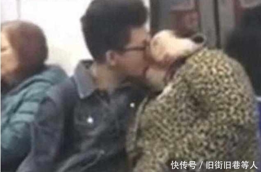 小伙|地铁上，一小伙与大妈秀恩爱，简直了，网友直呼辣眼睛