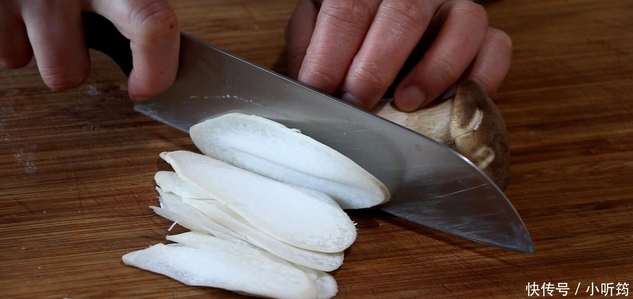 做法|教你杏鲍菇的简单做法,只用两种调味料就搞定,咸香酥脆