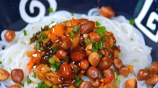  米粉|孩子夏天要吃的开胃菜，香辣可口，教你在家也能做，比外卖还好吃