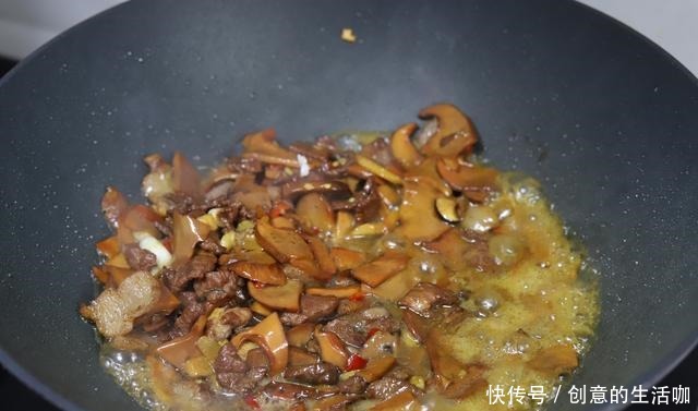 唇齿|8月,云南人抢着也要吃的美味,简单一炒,肥美鲜嫩,唇齿留香