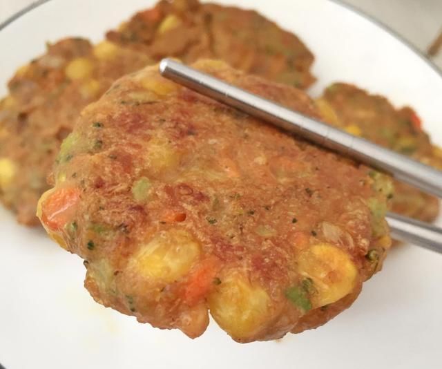 趁热|蔬菜鸡肉饼,营养丰富又健康,外面酥脆内里香软,趁热吃非常香