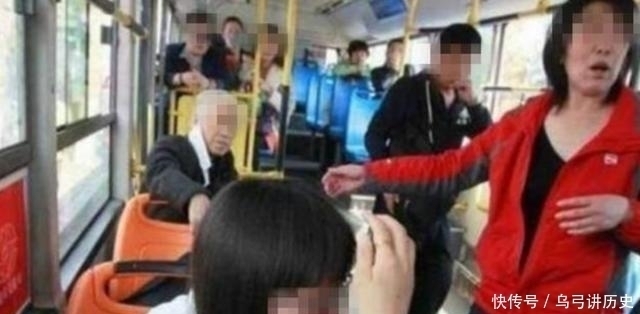 老人|小学生给老人让座，书包忘拿起来，老人一把摔在地上，孩子哭了