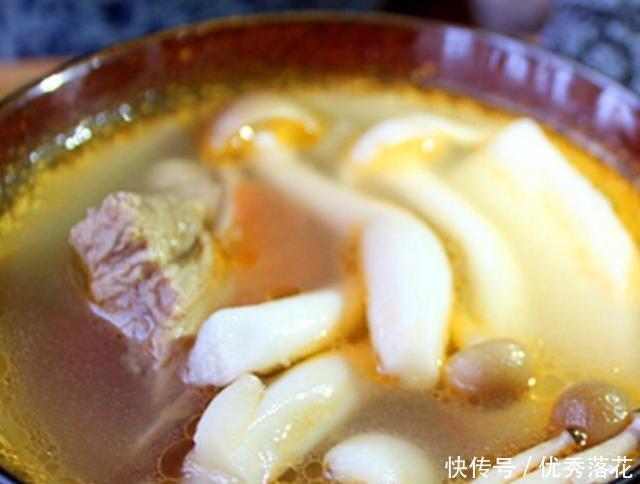 喝汤|秋季进补多喝汤,蘑菇骨汤到一碗,暖胃暖心,太高兴了