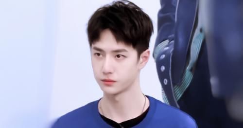  实在是太|王一博太调皮被误会，“不满”选手砸话筒弹飞笔，藏在本后太可爱