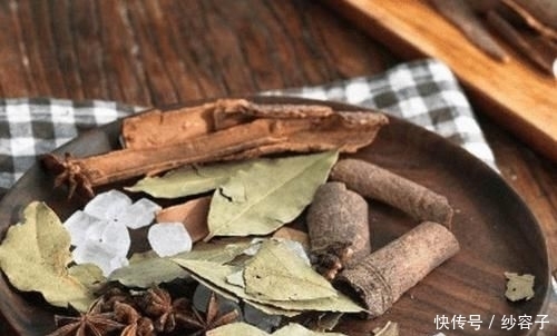  热油|炸辣椒油，最“忌讳”直接泼热油，记住其中秘诀，香辣入味不发黑