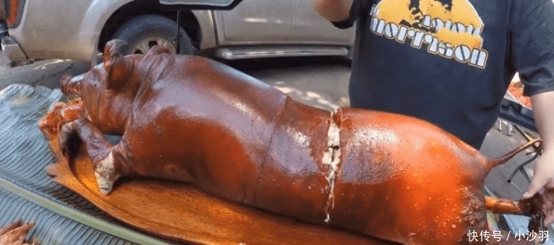 越南|越南天价“烤乳猪”,1200元一只,原本想退却退不掉,切开后愣住了