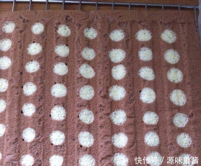 朗姆酒|波点巧克力蛋糕卷,酒体丰满,甜而不腻