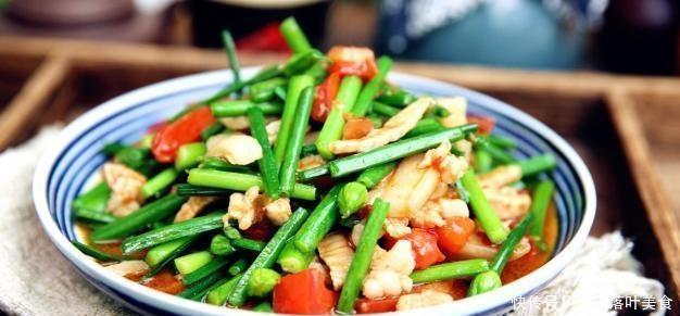 开胃菜|韭菜苔藓也可以这样吃,用西红柿炸,生津开胃菜,不够吃