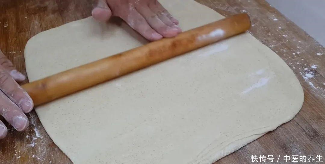  松软|烧饼这做法才简单，加2个鸡蛋，个个松软香甜，比鸡蛋饼面包好吃