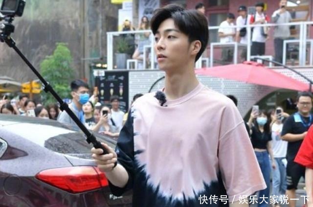 颜值|陈立农欧阳娜娜录综艺被拍,路人来不及开美颜,颜值我没看错吧