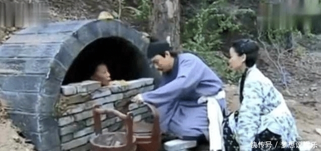 残忍|瓦罐坟一种残忍的习俗，儿子把母亲关进坟墓里，送一次饭加一块砖