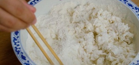 面团|烙饼想要柔软多层?大多以为要抹很多油,用开水烫面,其实都不对