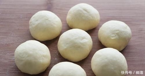做法|面粉特别的创意做法,加2个紫薯,比包子馒头都好吃,酥得直掉渣