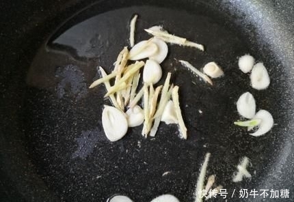  十三香粉|「双椒鸡丁拌面」的做法+配方，鲜美嫩滑的双椒鸡丁，香辣过瘾
