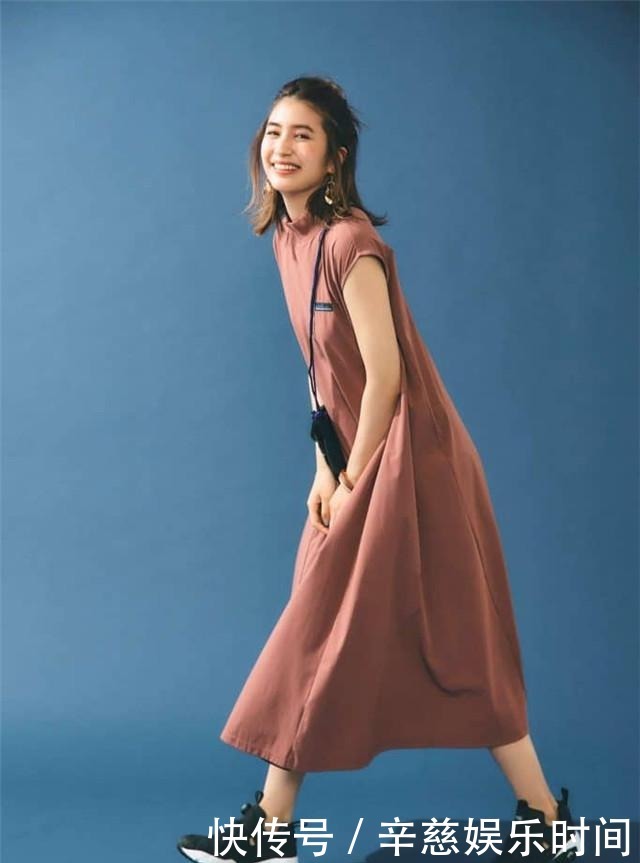 运动鞋|日本女孩太会穿，运动鞋配吊带裙，不会捂脚还时髦