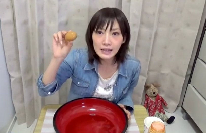 小七|大胃王吃100个“茶叶蛋”,摄像师出卖了她,网友我也吃得完