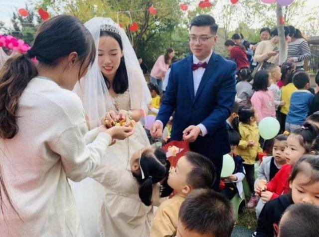 伴娘|幼儿园男老师结婚，“最强伴郎团”接亲走红，伴娘不忍心下手