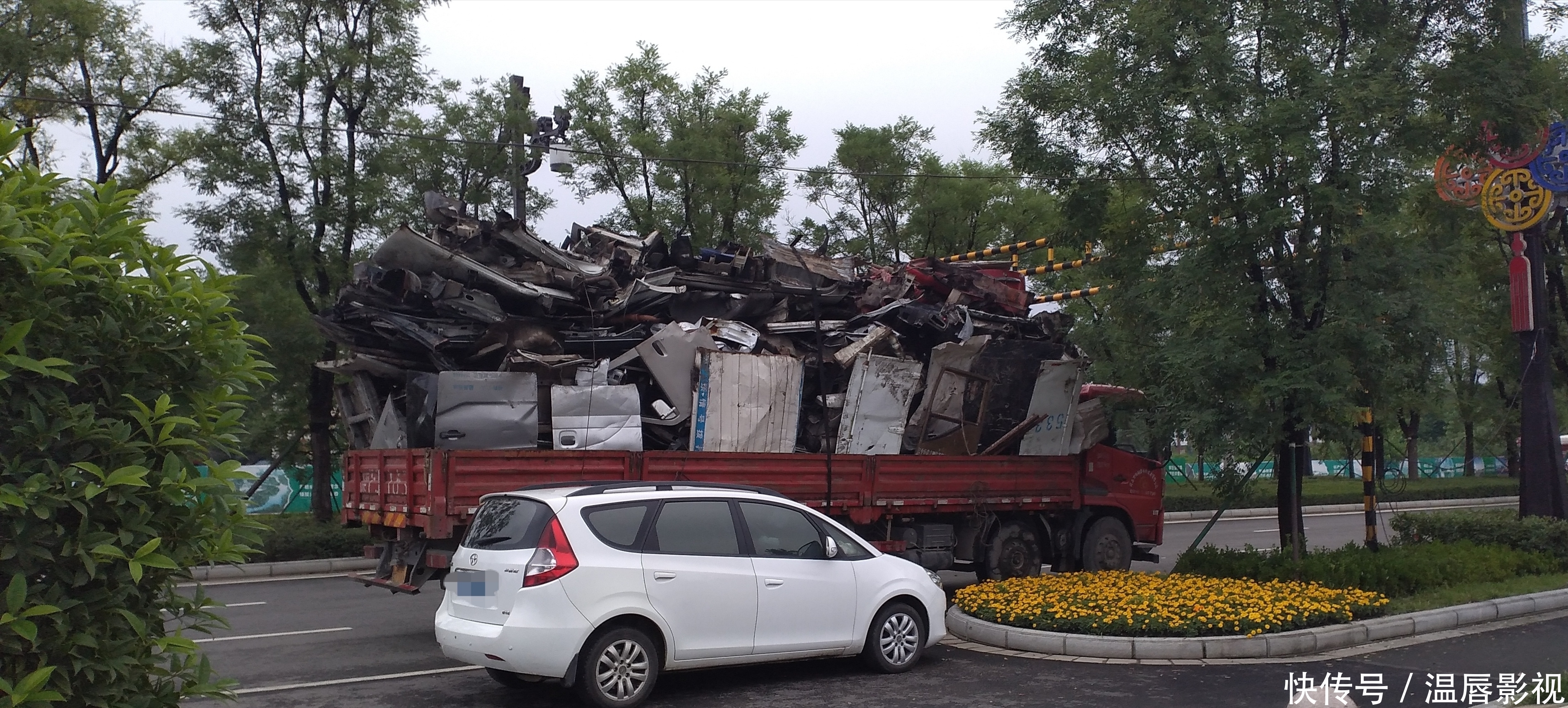  高度|因载货高度超高：一辆货车撞上道路限高架，幸亏司机果断停车才避免了一场交通事故