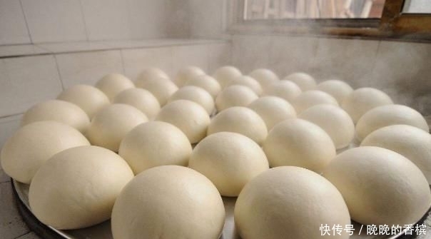 筋道|蒸馒头时,别只加酵母多加这2样,30分钟发满盆,馒头暄软筋道
