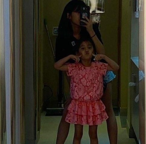 厕所|咘咘波妞胆子小,上厕所也要姐姐陪,梧桐妹却和俩妹妹开心玩自拍