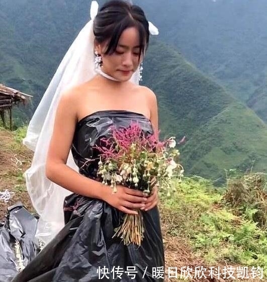  农村|农村女子穿自制的婚纱偶拍照，当镜头往下移的时候，网友大开眼界
