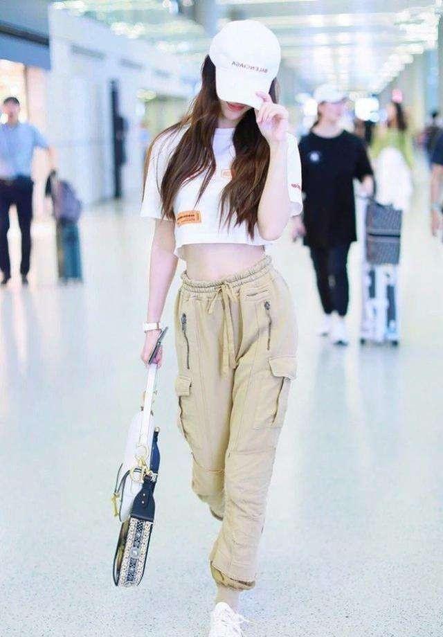 卫衣|“打底裤”已经失宠了!今年流行的是“粽子裤”,遮肉显瘦又百搭