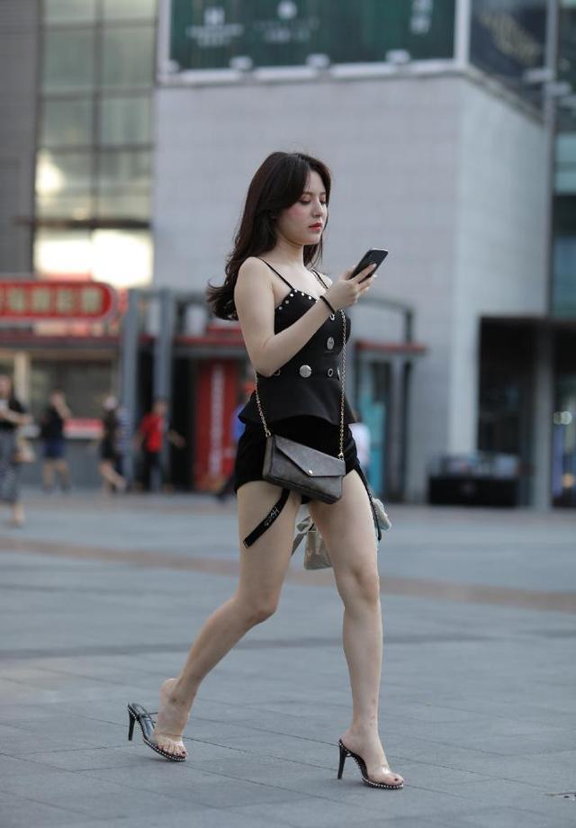  鞋带|鞋带都不系，用“胶带”去固定，走路能跟脚