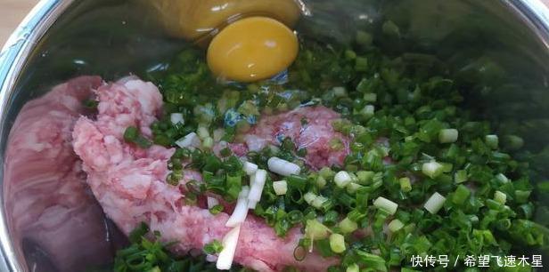 馅料|轻松4步教你饭店元宝馄饨做法,口感鲜嫩爽口,新鲜美味,不破皮
