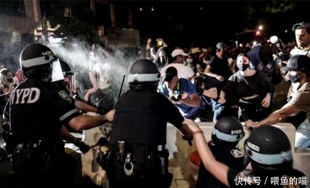 男子|光天化日之下!美国男子在地铁站当众强奸年轻女孩,民众围观看戏