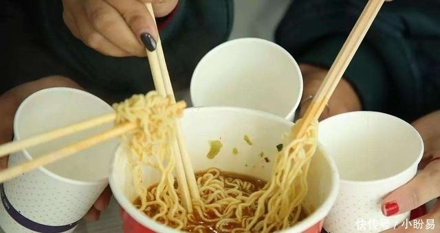 不吃|夜宵不吃炸鸡、泡面吃什么?营养师:喝酸奶解饱、吃毛豆补钙