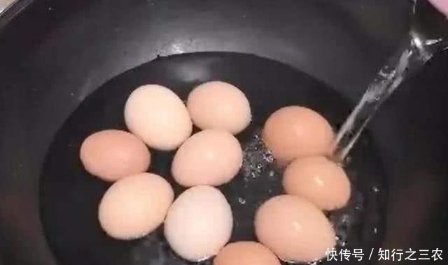 方法应该|煮鸡蛋时,加食盐是大错多加30克它,蛋壳不粘肉,单手就能剥