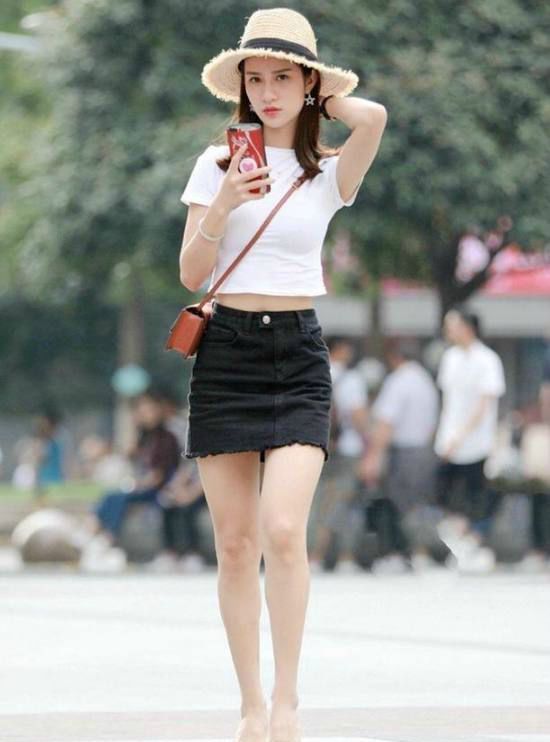  休闲|街拍：面带微笑气质文雅的美女，棕色的休闲短装帅气大方