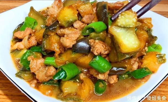 发黑|炒茄子先放油是不对的,饭店大厨:茄子不油不发黑,有诀窍