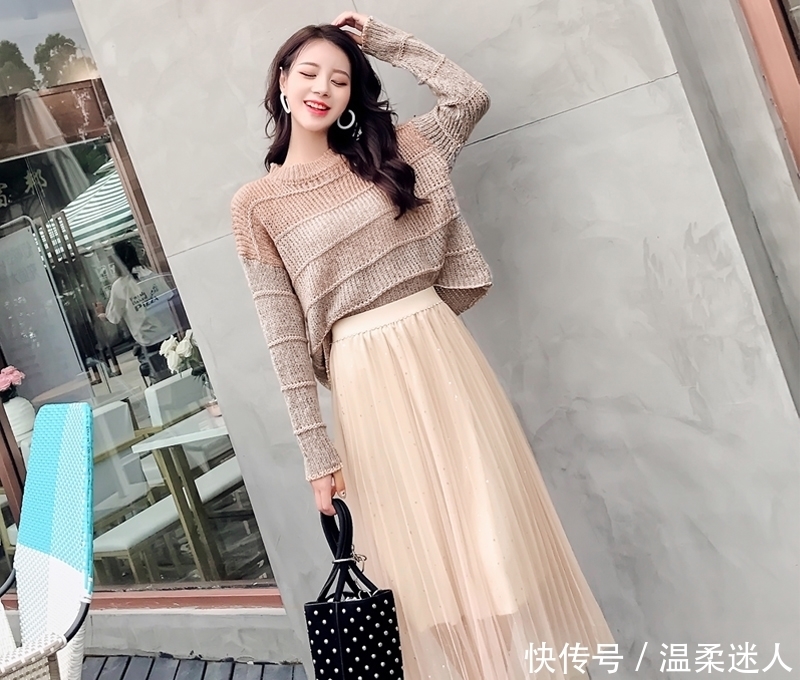 秋裙|女人别穿去年的秋裙了!今年9月流行针织套装,美嫩巨高挑