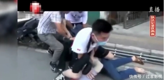 忽悠|忽悠路人抽奖周围全是托!女摊主嫌诈骗不过瘾竟直接开抢