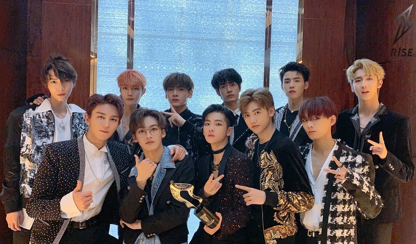  着装|R1SE《超新星》全员黑色着装，刘也带伤上阵，仅1人未穿外套