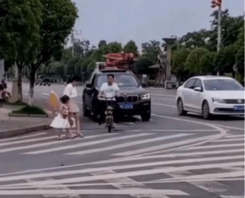 行人|电动车礼让行人，后方宝马却鸣笛催促，结局让人感到舒适