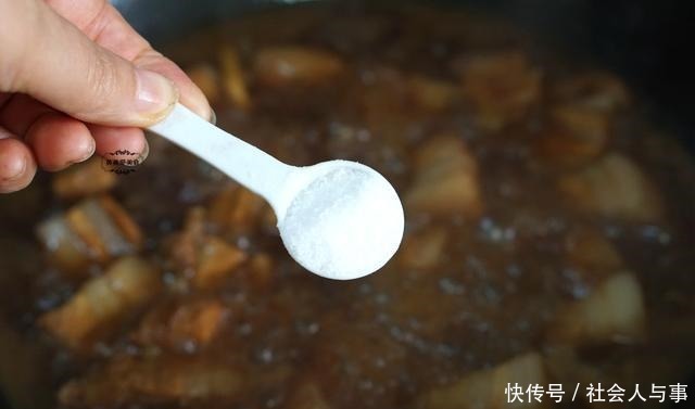 红烧肉|家里来客人,这菜不可少,牢记3点,颜色红亮又入味,太香了