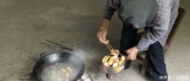 美食|八旬老人的午餐,一人一锅,最原生态的人间美味