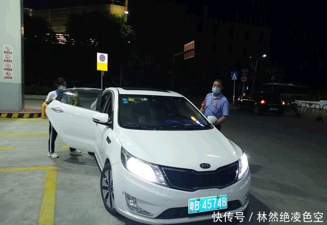 护送|女孩深夜坐错车崩溃大哭，暖心公交司机护送其回家