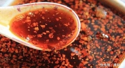  美食|美食诱惑，做油泼辣椒时，万万不能将油一次倒入，这样做，辣椒香辣颜值高！