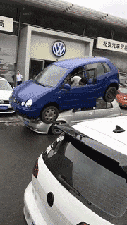 搞笑|搞笑GIF：我想知道这个是怎么开上去的？