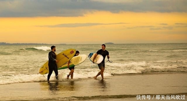  连救|乘风破浪的爷爷：海边连救4人，67岁的身材令多少＂后浪＂汗颜