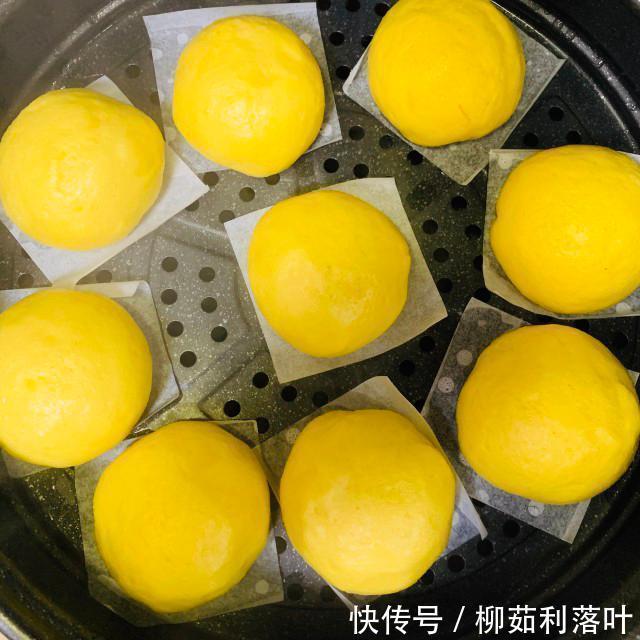  豆沙包|南瓜豆沙包，金黄色很是诱人