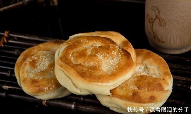油酥烧饼|烧饼还是油酥的好,学会这个做法,出门在外也能吃上美味的烧饼