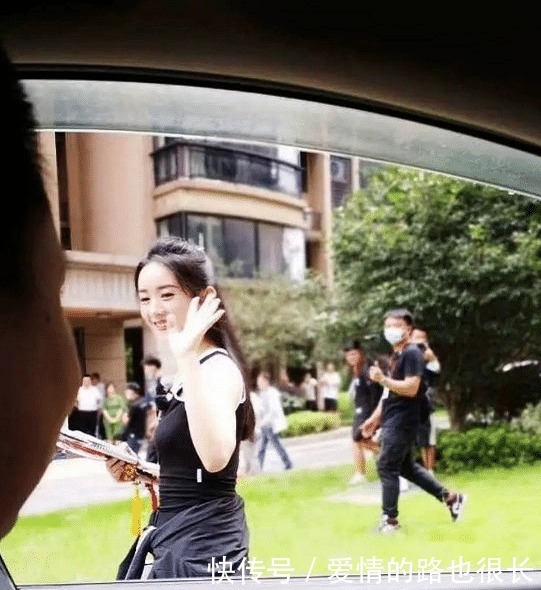 表现|中餐厅赵丽颖吃烧烤,有谁注意她手中拿的啥这才是自律的表现