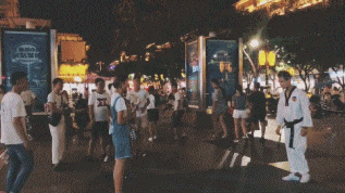 大爷|搞笑GIF趣图:哥们,你这求婚姿势真是帅爆了,大家都看好你哦