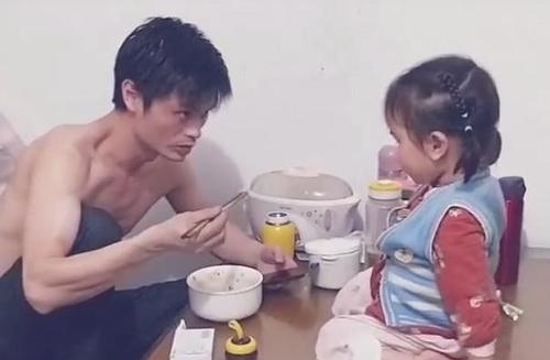 猜中|“淡定奶爸”喂小情人吃饭火了,猜中了开头,却没猜到结局