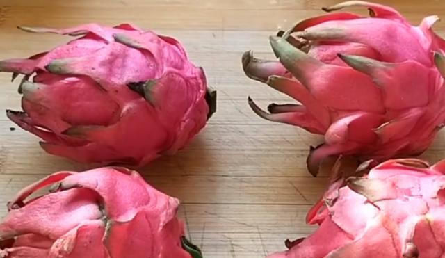  大锅|吃剩的火龙果皮别扔掉，加1碗面粉，不蒸不烙，5分钟做1大锅，香